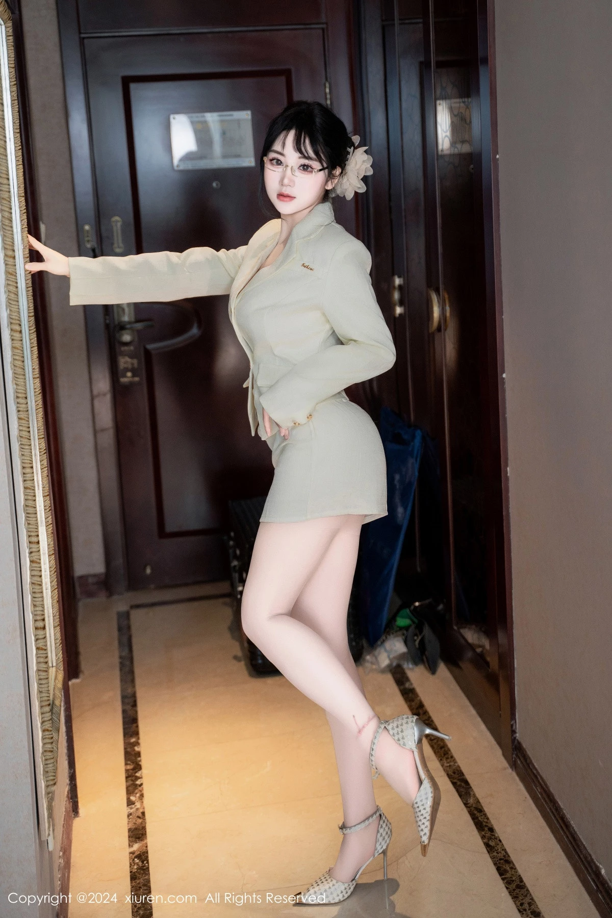 [XiuRen秀人网]第8717期汐汐爱吃草莓写真-秀人资源网